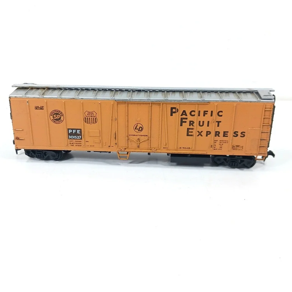 Pacific Fruit Express PFE 301527 HO Scale Refrigerator Car Orange SP UP